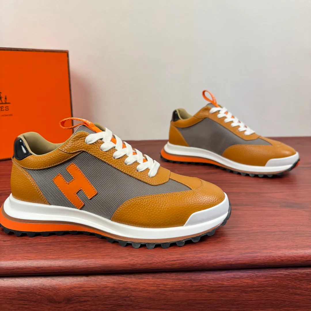 Batch 740 HERMES/Hermès men’s new sports shoes, rhythmic casual shoes: crafted with luxurious materials, luxurious walking experience! The upper is made of top-grade calfskin, with a fine texture like silk caressing the fingertips. The flexible texture is suitable for a variety of scenes; some shoes are integrated with breathable mesh, and the light breathing makes your steps refreshing at all times. The sole is made of high-elastic rubber composite material, and the carefully carved patterns give strong grip, making every step as stable as stepping on the clouds. At the same time, the cushioning and shock-absorbing technology is hidden in it, quietly eliminating the impact of the road. From urban commuting to outdoor walking, Hermès uses luxurious materials and craftsmanship to make every step a double luxury of texture and comfort, showing the brand's ultimate pursuit of details and quality in every inch. Size: 39-40-41-42-43-44 leather shoe size (can be customized to 38.45.46) Item number: H25286 leather mesh orange